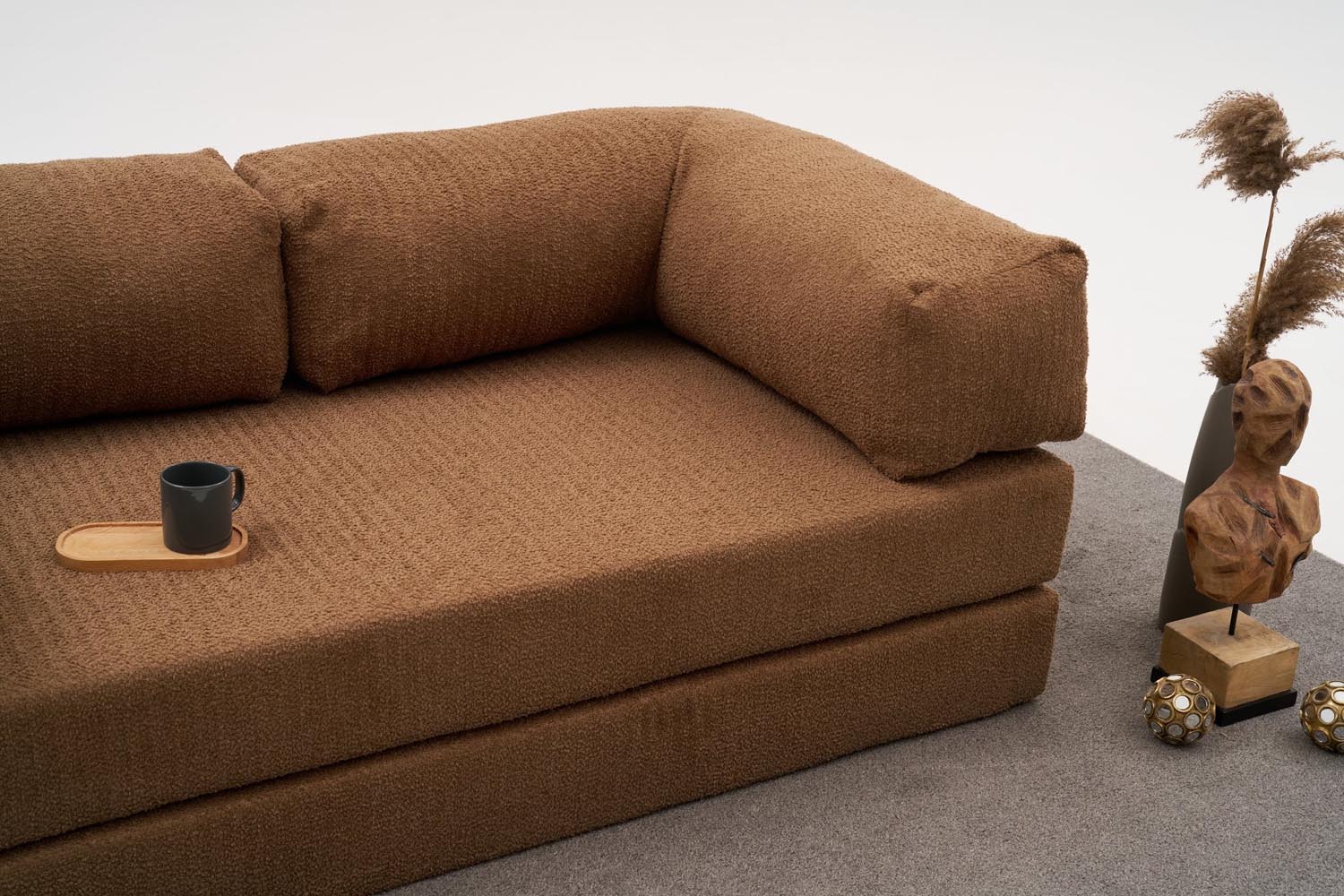 Genießen Sie das elegante 3-Sitzer-Sofa Comfort - Braun von Atelier Del Sofa. Luxuriöser Chenille-Stoff, optimaler Komfort und nachhaltiges Design für Ihr Zuhause.