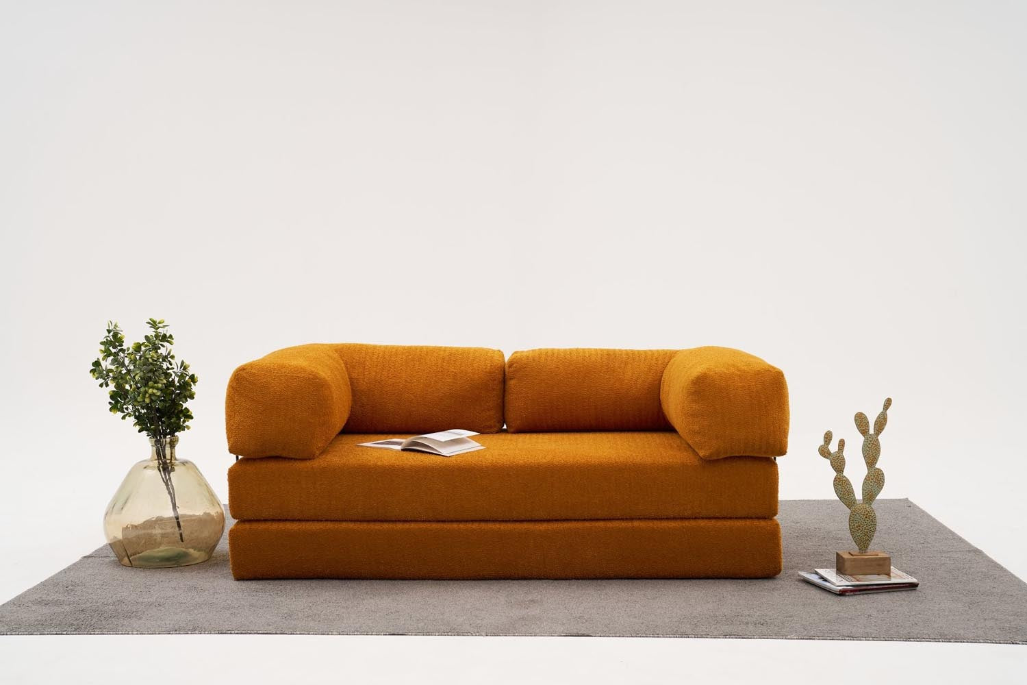 Entdecken Sie das elegante Comfort 3er Sofa in Orange von Atelier Del Sofa. Luxuriöser Chenille-Stoff und unvergleichlicher Komfort für Ihr Wohnzimmer.