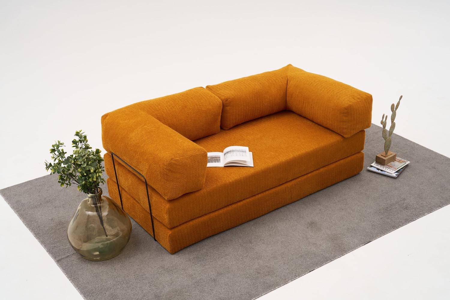 Verleihen Sie Ihrem Wohnzimmer mit dem stilvollen Comfort 3er Sofa in lebhaftem Orange von Atelier Del Sofa einen Hauch von Eleganz und Komfort.