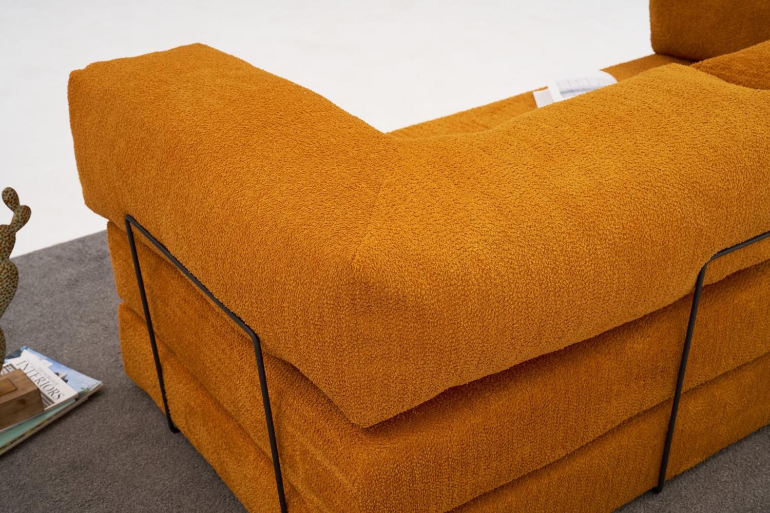 Verleihen Sie Ihrem Wohnzimmer mit dem eleganten Comfort 3er Sofa in leuchtendem Orange von Atelier Del Sofa einen Hauch von Luxus und Komfort.