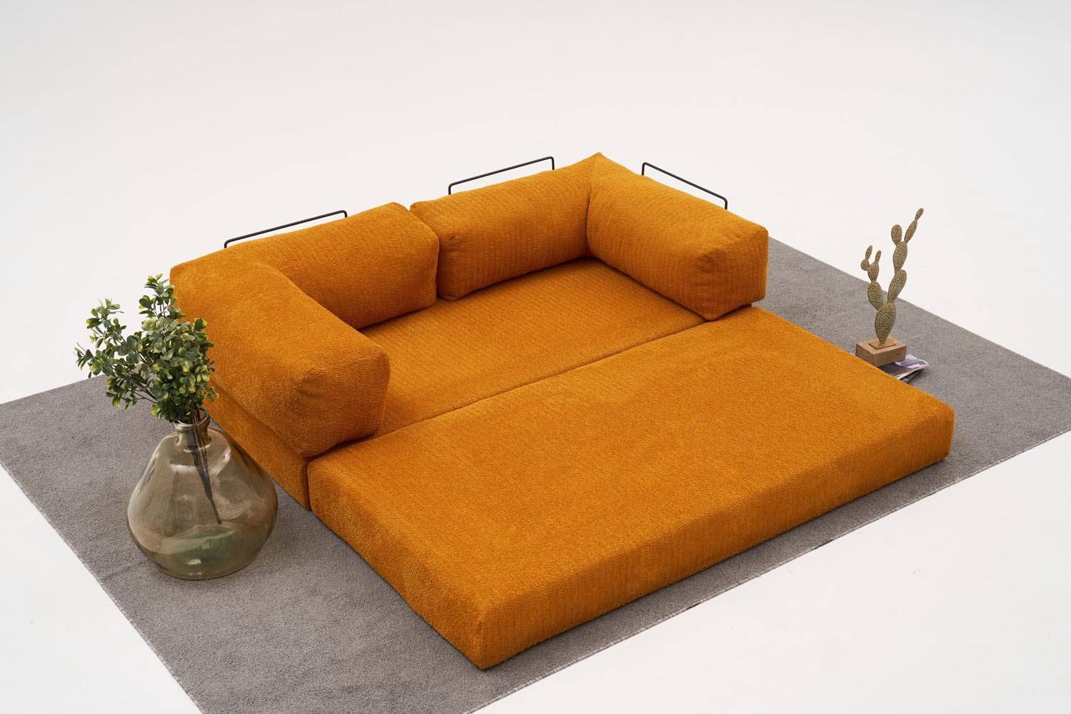 Verleihen Sie Ihrem Wohnzimmer mit dem eleganten Comfort 3er Sofa in leuchtendem Orange von Atelier Del Sofa einen Hauch von Luxus und Komfort.