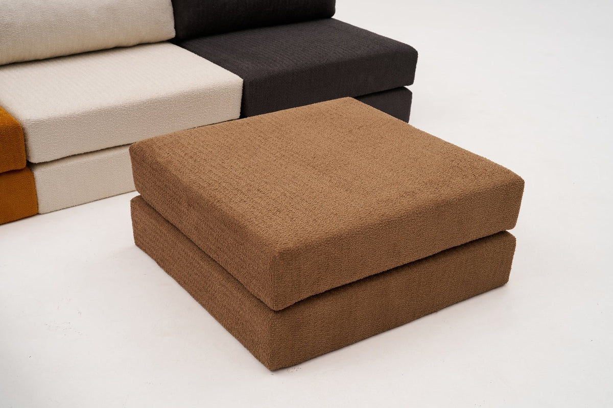 Comfort Pouf von Atelier Del Sofa in Braun, quadratische Form mit Chenille-Bezug, Masse 95 x 95 x 43 cm, ohne Kissen abgebildet.