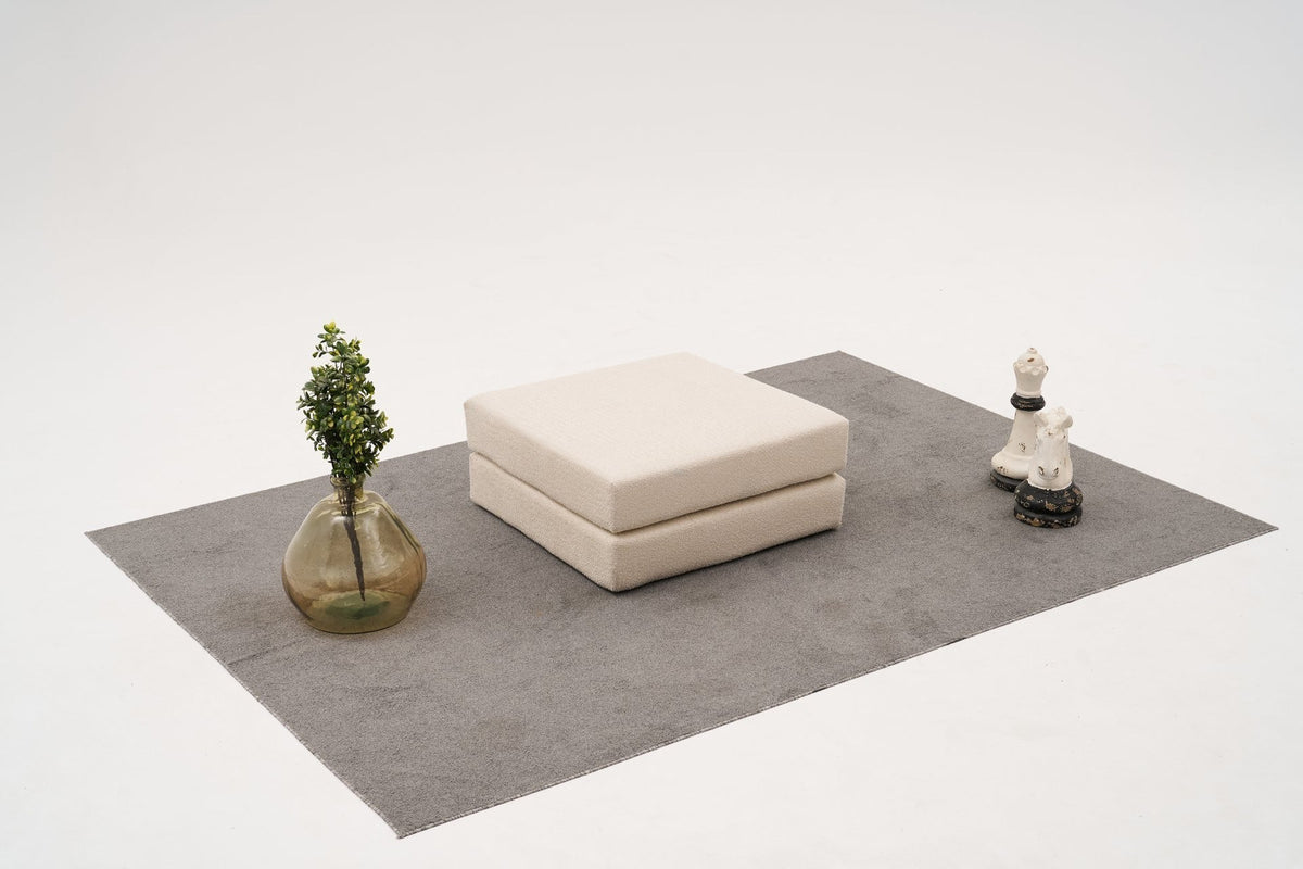 Quadratischer Pouf in Creme mit Chenille-Bezug von Atelier Del Sofa, Masse 95x95x43 cm, weiche Polsterung und schlichte Form ohne Kissen.