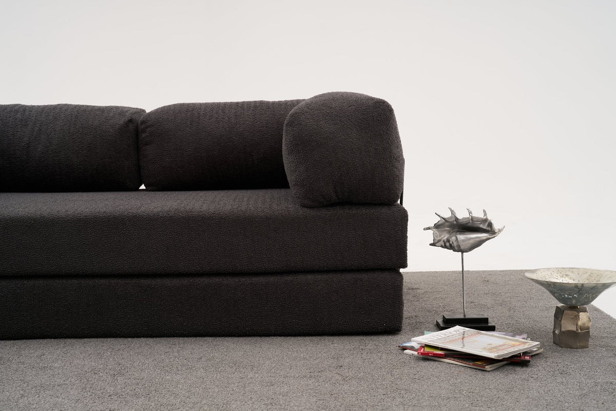 Comfort Ecksofa in Anthrazit von Atelier Del Sofa, Eckform mit Chenille-Bezug, Sitz- und Liegefläche sichtbar, Frontalansicht im Wohnraum.