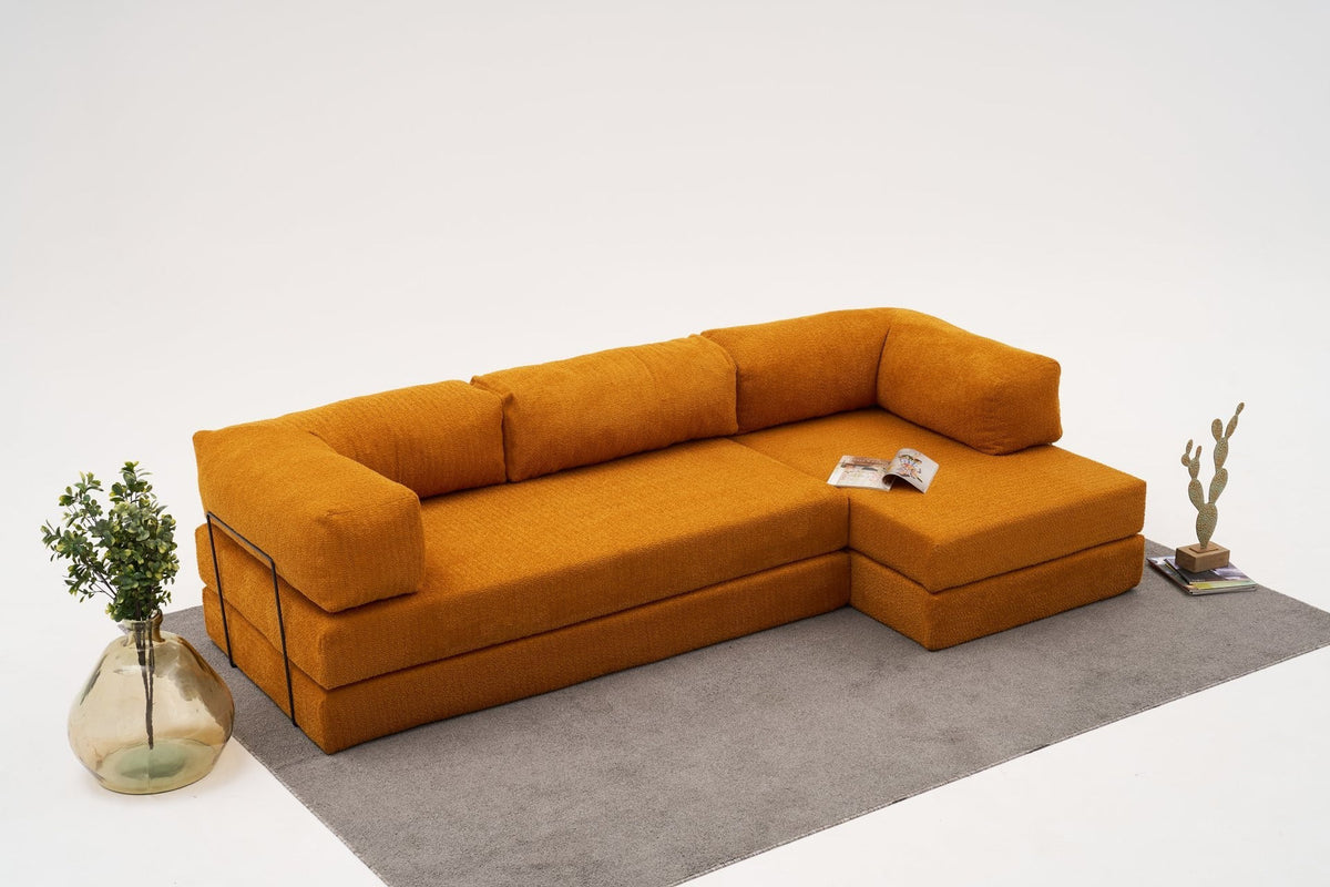 Oranges Ecksofa Comfort von Atelier Del Sofa mit Chenille-Bezug, L-Form und ausklappbarer Liegefläche, fotografiert in Studioumgebung.