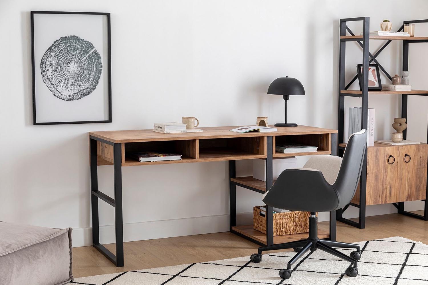 Entdecken Sie den Emro Schreibtisch in Walnuss Schwarz von Hanah Home – stilvoll, funktional und ideal für Ihr Home Office!