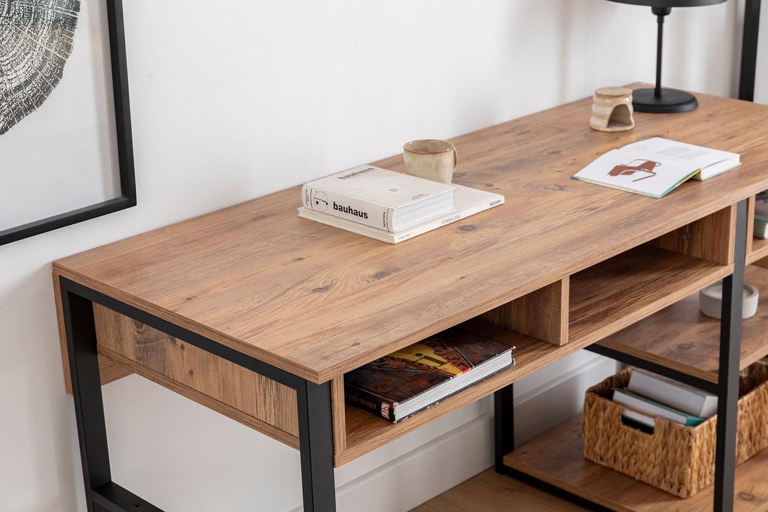 Entdecken Sie den Emro Schreibtisch in Walnuss Schwarz von Hanah Home – stilvoll, funktional und perfekt für produktives Arbeiten!