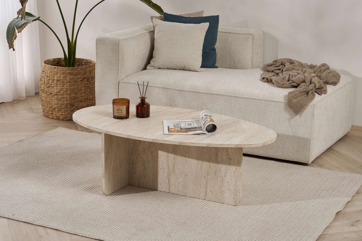 Rechteckiger Couchtisch in Travertin-Optik aus melaminbeschichteter Spanplatte, Masse 120 x 65 x 40 cm, schlichte Formgebung ohne Verzierungen.