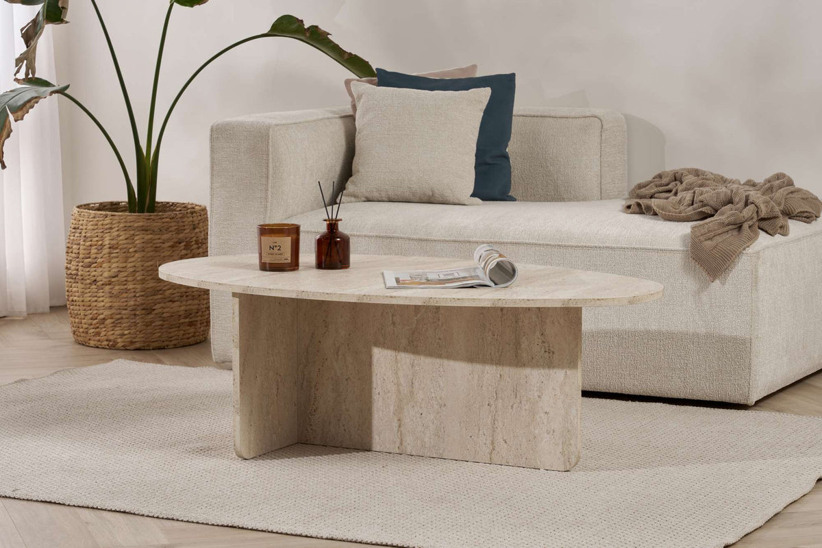 Rechteckiger Couchtisch in Travertin-Optik aus melaminbeschichteter Spanplatte, Masse 120 x 65 x 40 cm, schlichte Formgebung ohne Verzierungen.