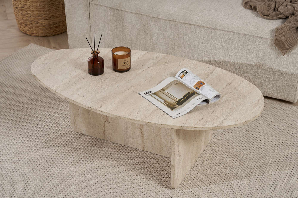 Rechteckiger Couchtisch in Travertin-Optik aus melaminbeschichteter Spanplatte, Masse 120 x 65 x 40 cm, schlichte Formgebung ohne Verzierungen.