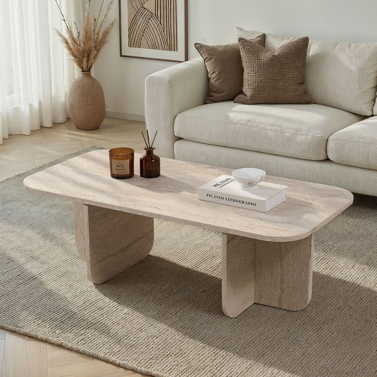 Couchtisch Akira von Nordure in Travertin-Optik, rechteckige Form, Spanplatte mit Melaminbeschichtung, Masse 120 x 60 x 41 cm.