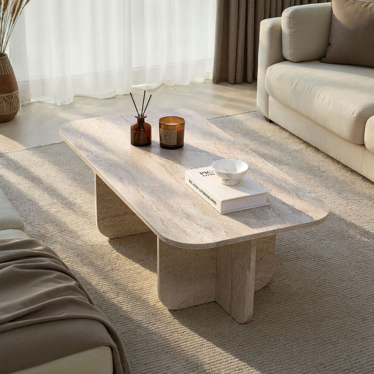 Couchtisch Akira von Nordure in Travertin-Optik, rechteckige Form, Spanplatte mit Melaminbeschichtung, Masse 120 x 60 x 41 cm.