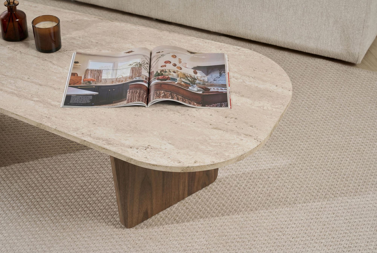Ovaler Couchtisch aus melaminbeschichteter Spanplatte in Travertin-Optik mit Venezia-Nussbaum-Dekor, Masse 130x65x40cm.