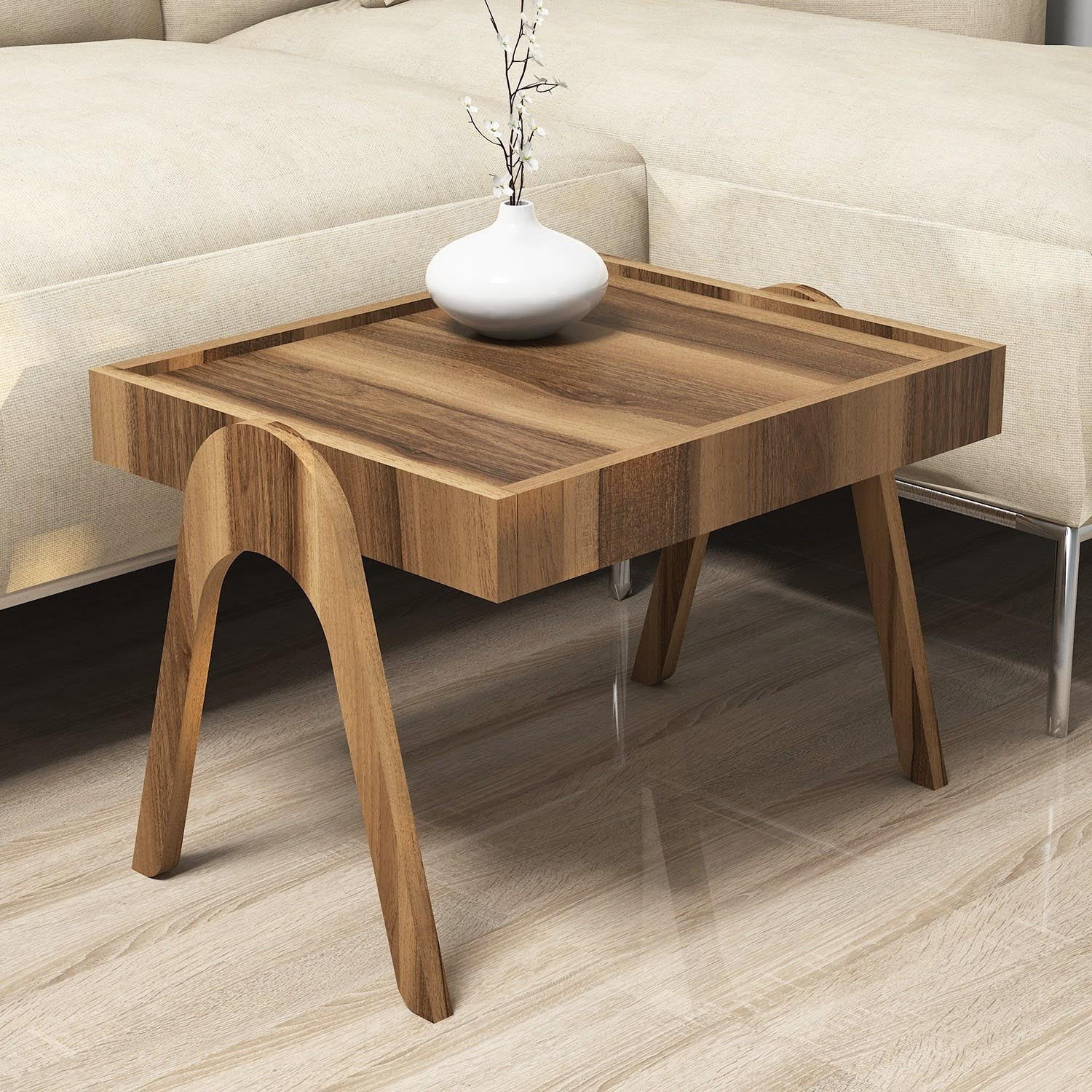 Entdecken Sie den Roma Sofatisch in Walnuss von Hanah Home – ein stilvolles Nesting Table Set, das Funktionalität und modernes Design vereint.