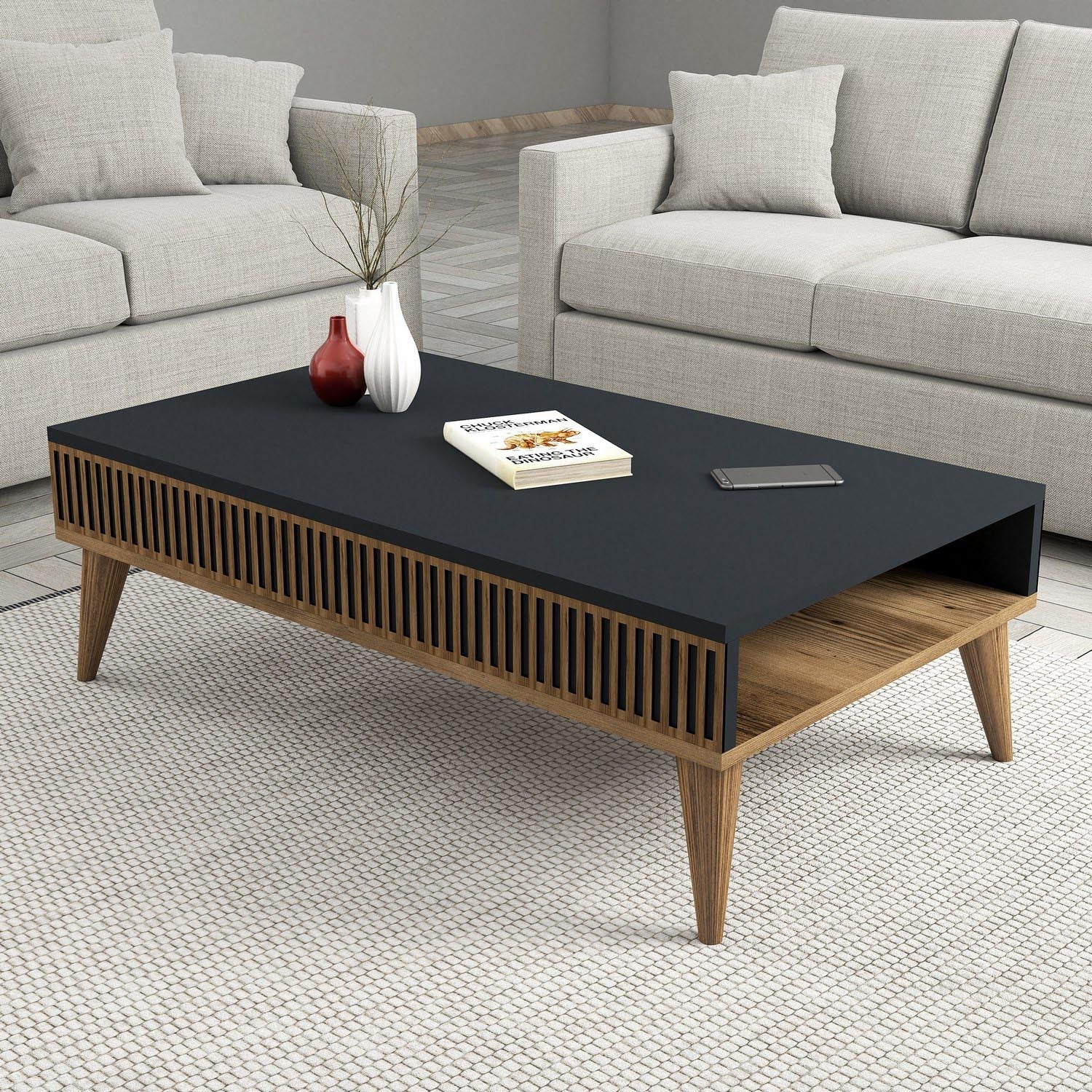 Entdecken Sie den eleganten Milan Couchtisch in Walnuss und Anthrazit von Hanah Home. Stilvoll, funktional und ideal für Ihr Wohnzimmer.
