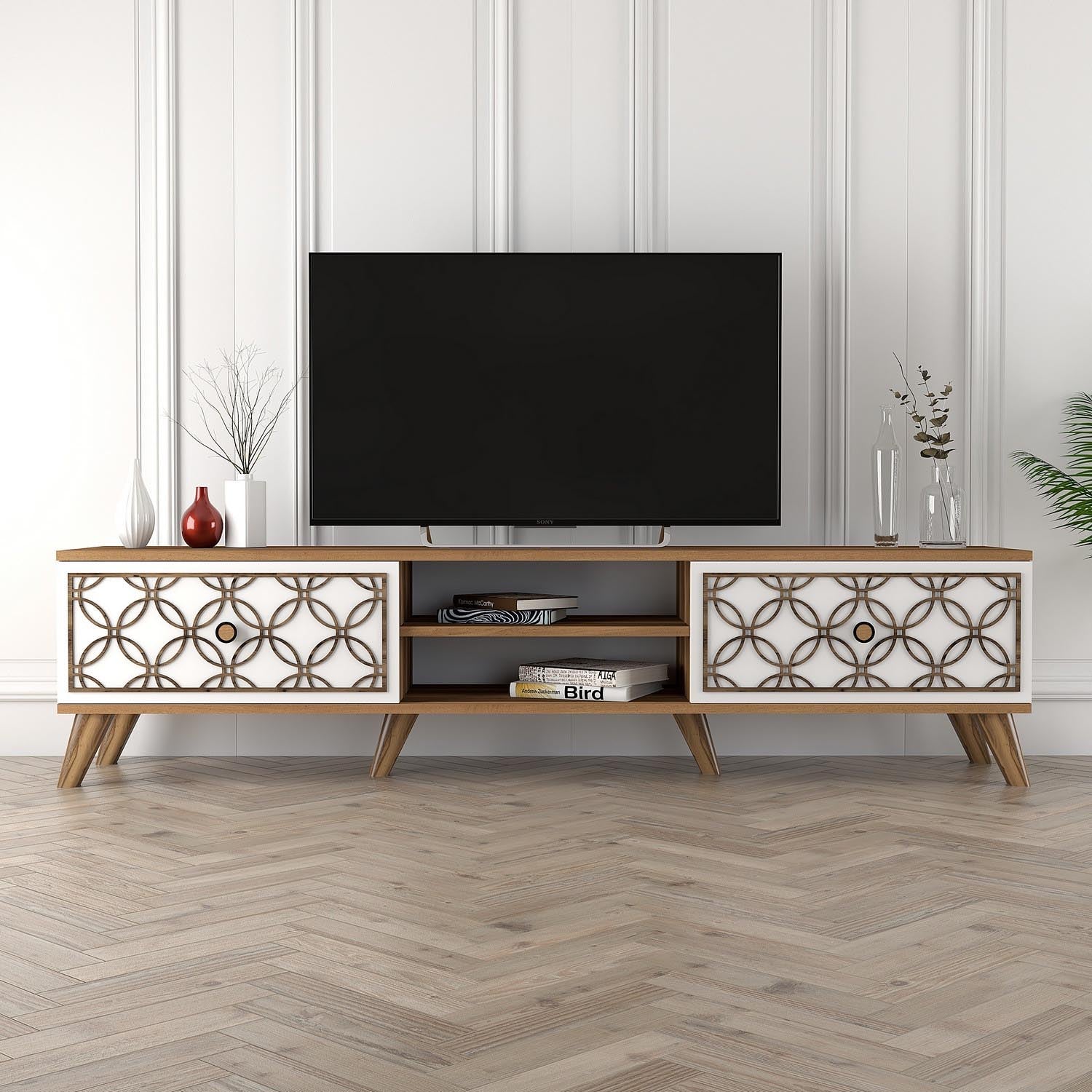 Entdecken Sie das elegante Class Sideboard in Walnuss und Weiß von Hanah Home. Perfekt für stilvolle Wohnräume mit viel Stauraum.