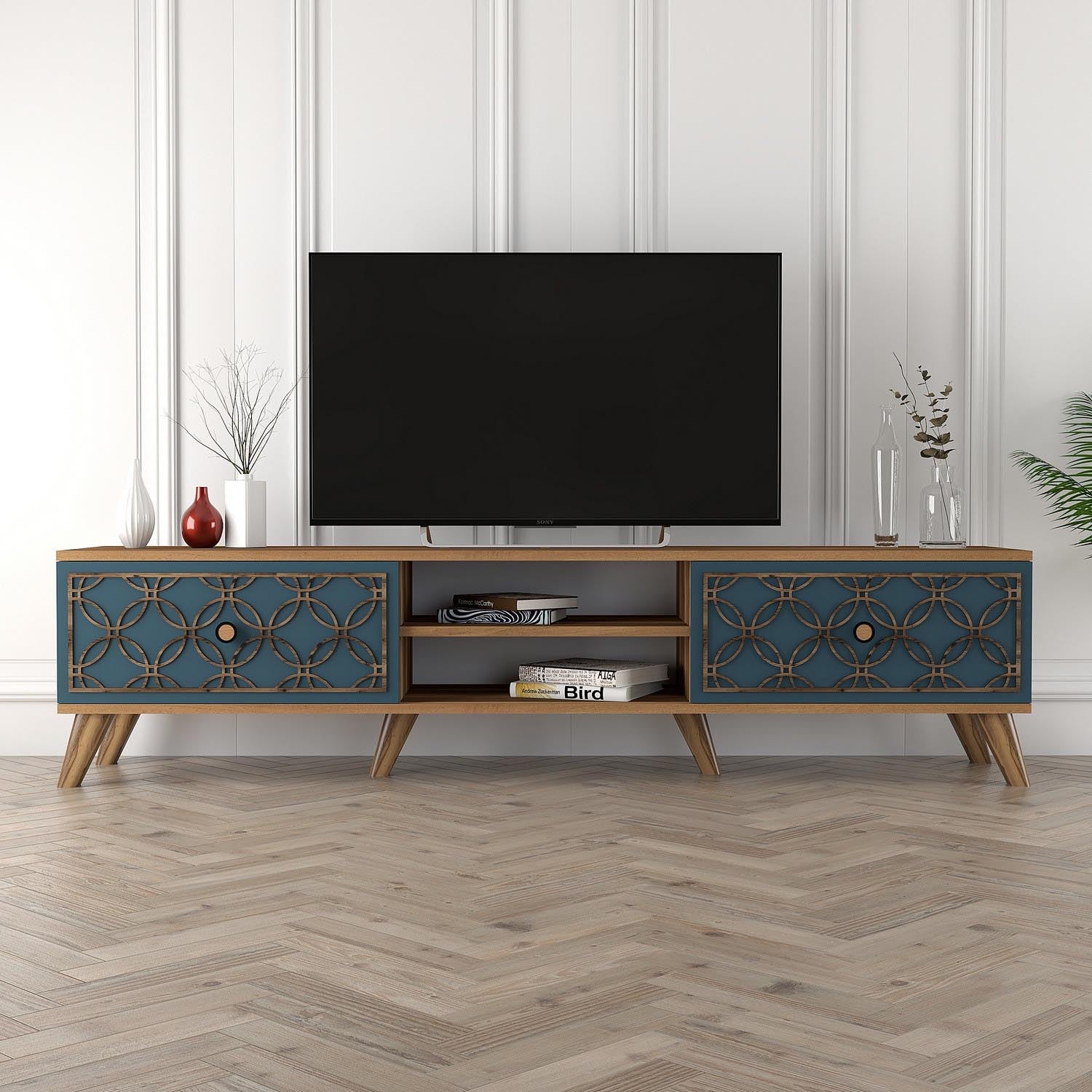 Entdecken Sie das Class Sideboard in Walnuss und Chalcedon von Hanah Home – ein stilvolles Möbelstück, das Eleganz und Funktionalität vereint.