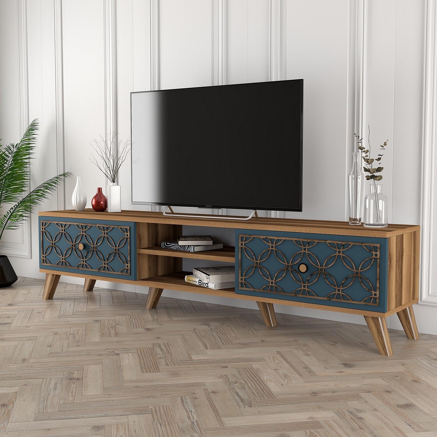 Verleihen Sie Ihrem Wohnraum mit dem Class Sideboard in Walnuss und Chalcedon von Hanah Home einen Hauch von Stil und praktischer Eleganz.