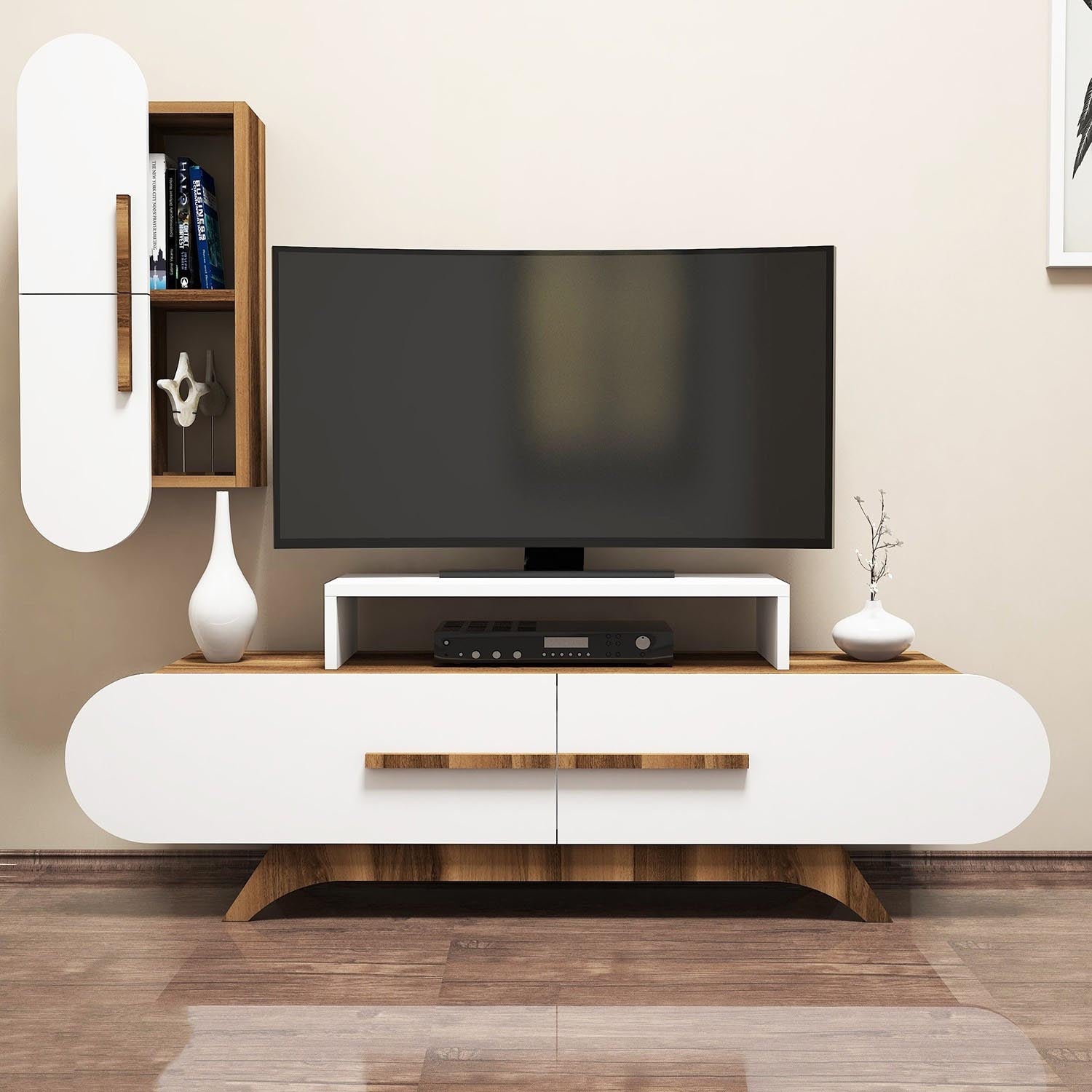 Verleihen Sie Ihrem Wohnzimmer mit dem eleganten TV-Möbel Rose S von Hanah Home in Walnuss und Weiß einen modernen Akzent. Funktionalität und Stil vereint!