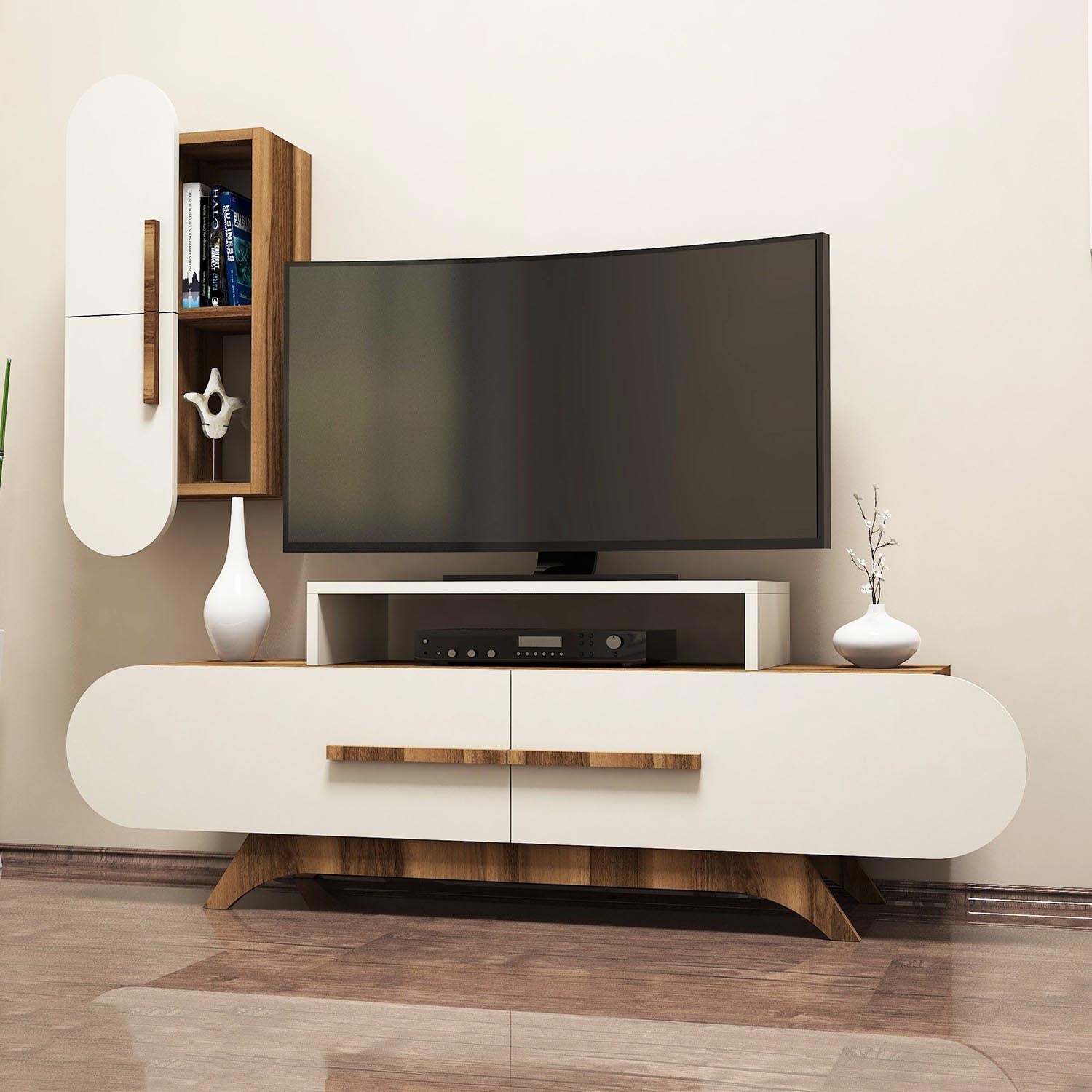 Entdecken Sie das stilvolle TV-Möbel Rose S in Walnuss und Creme von Hanah Home. Modernes Design trifft auf praktischen Stauraum für Ihr Wohnzimmer.