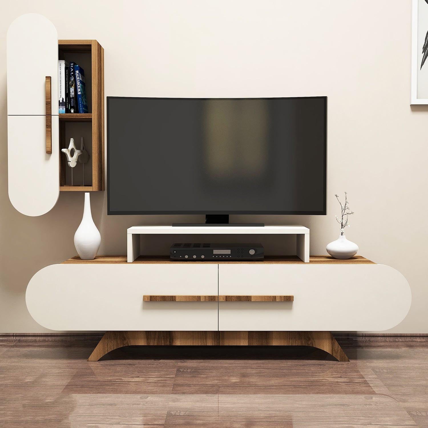 Verleihen Sie Ihrem Wohnzimmer mit dem eleganten TV-Möbel Rose S in Walnuss und Creme von Hanah Home einen Hauch von Stil und Funktionalität.