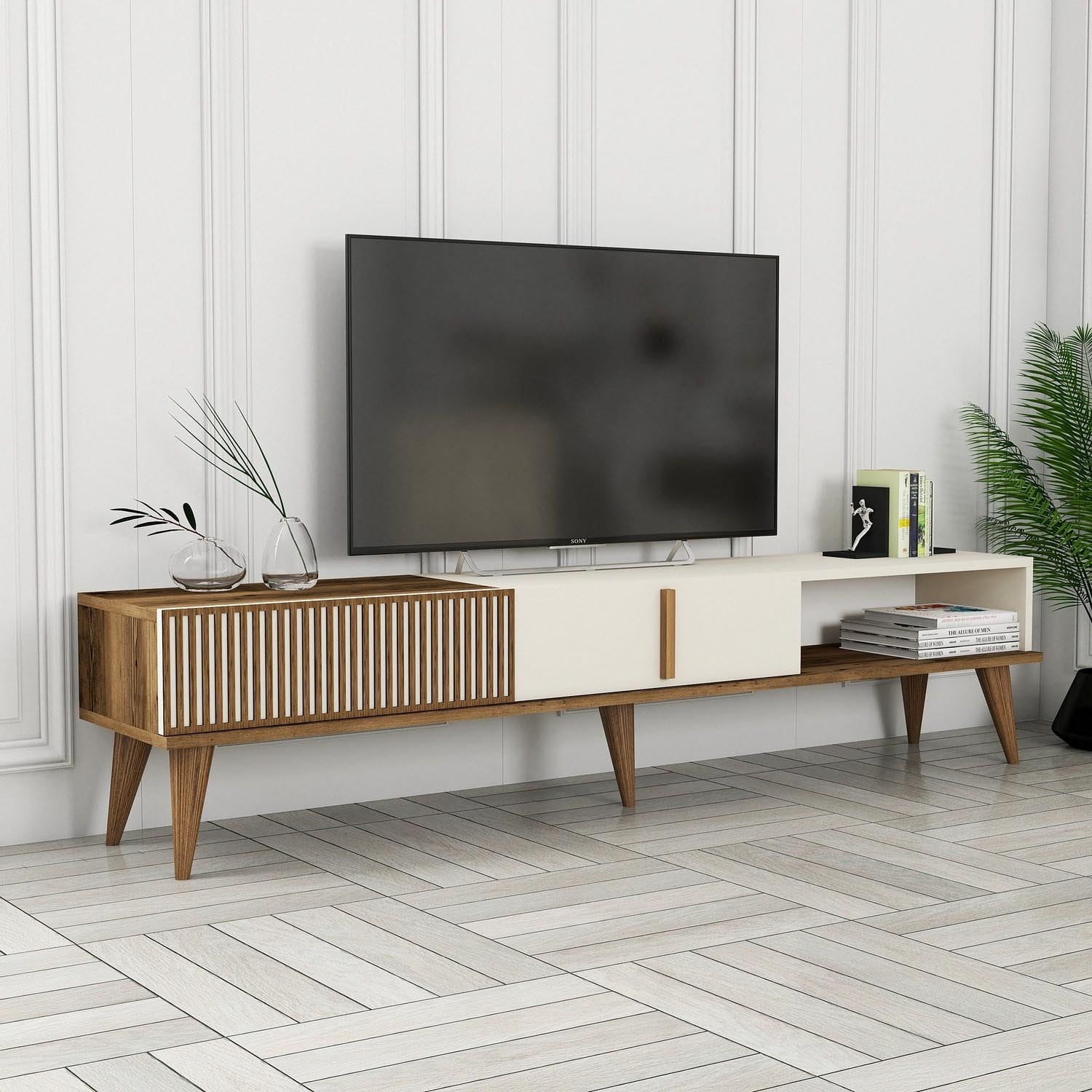 Erleben Sie das Milan Alt Sideboard von Hanah Home in Walnuss und Creme – ein stilvolles Möbelstück, das Eleganz und praktischen Stauraum vereint.
