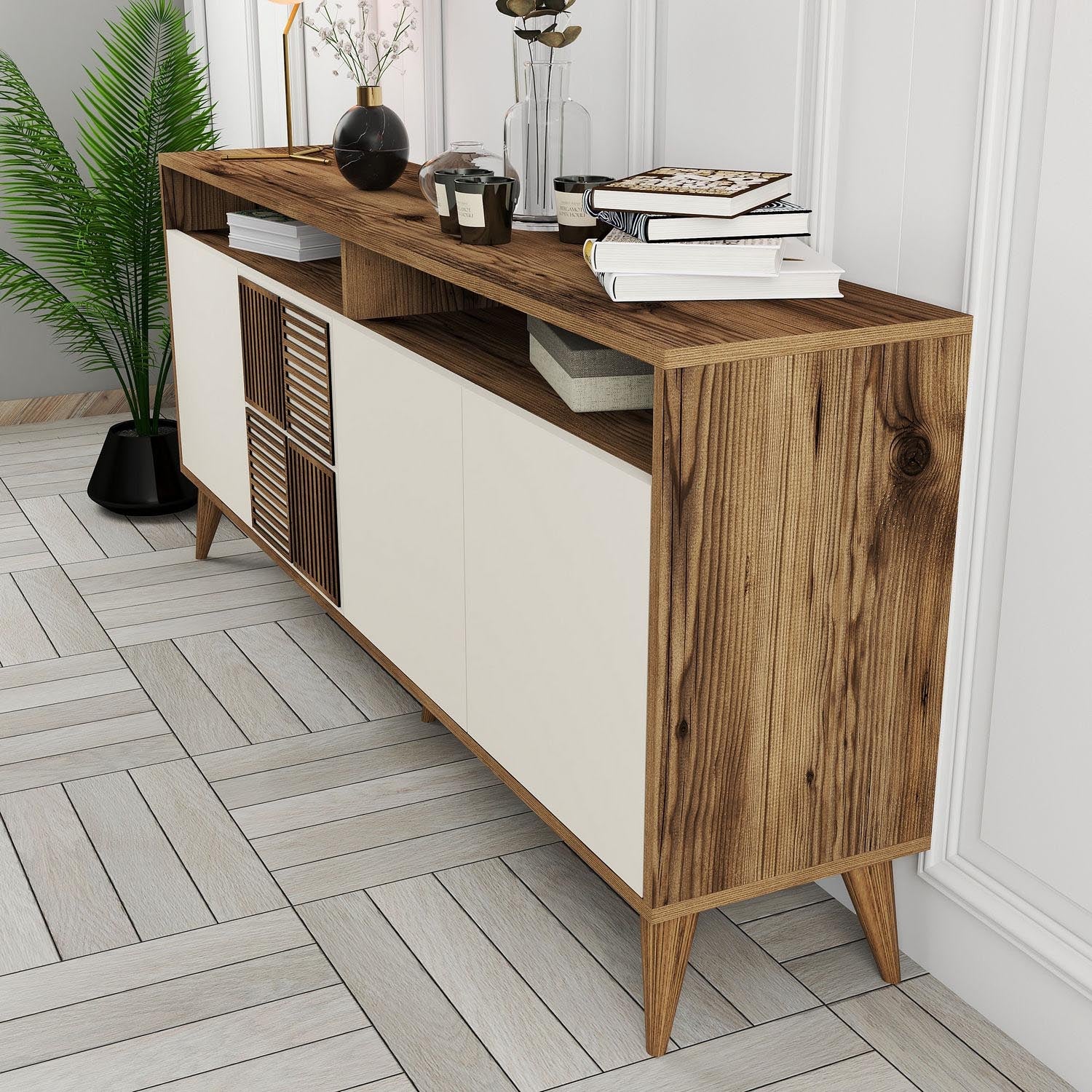 Erleben Sie das Milan High-Sideboard von Hanah Home in Walnuss und Creme – ein stilvolles Möbelstück, das Eleganz und praktische Nutzung vereint.