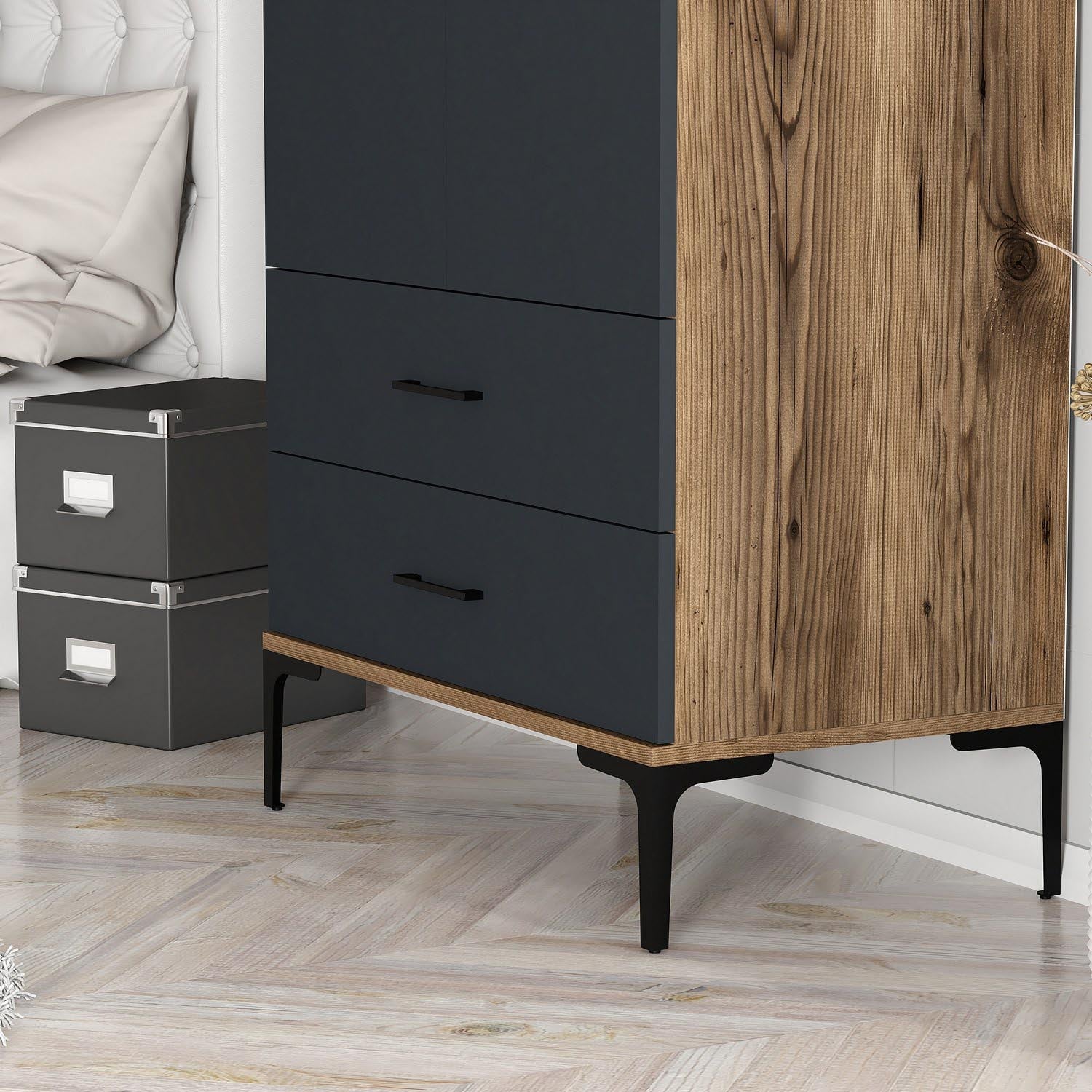 Verleihen Sie Ihrem Schlafzimmer mit der Kumsal T Garderobe in Walnuss und Anthrazit von Hanah Home einen Hauch von Eleganz und Funktionalität!