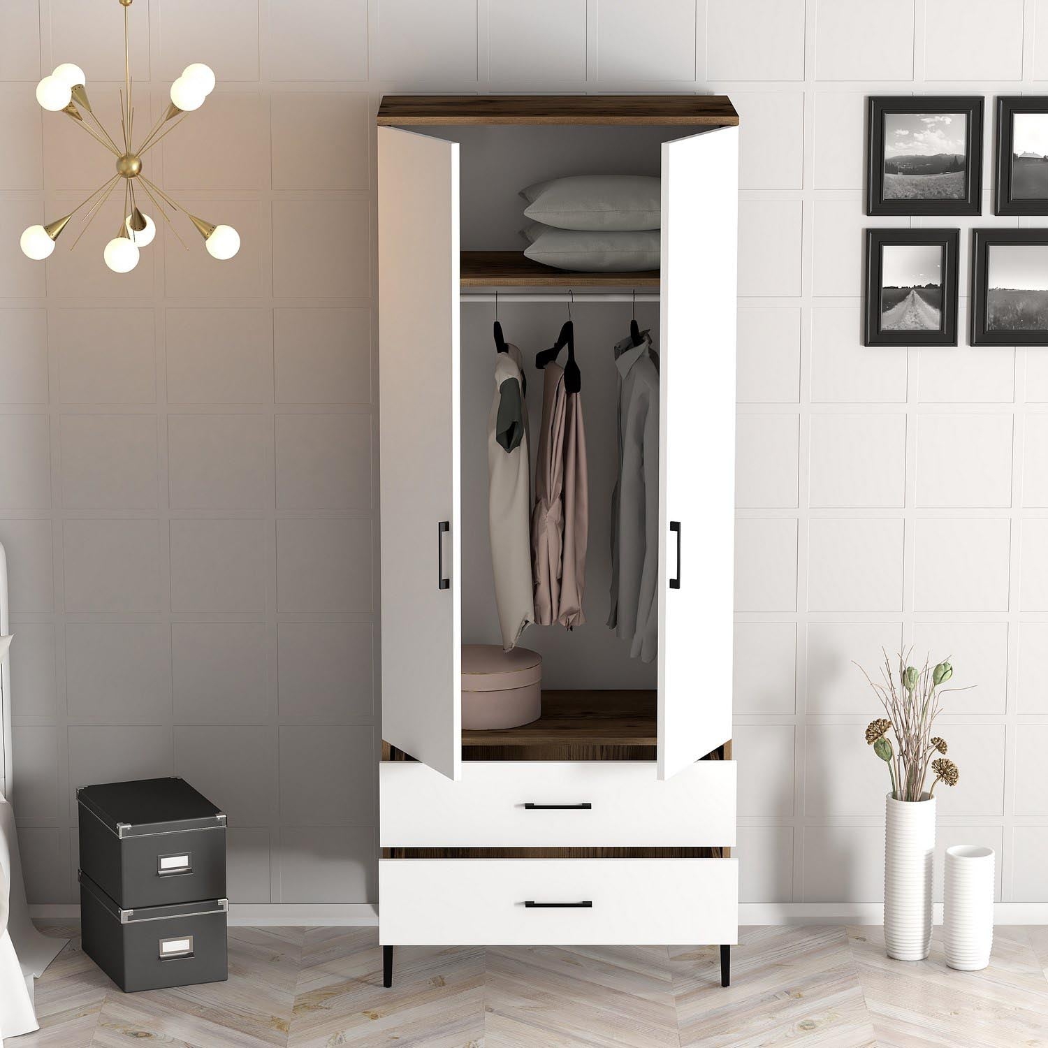 Entdecken Sie die Kumsal T Garderobe von Hanah Home: Ein stilvoller, robuster Kleiderschrank in Walnuss und Weiß, der Ihr Schlafzimmer elegant organisiert.