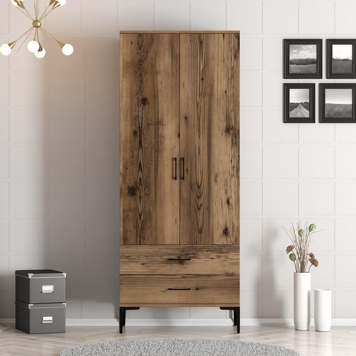 Entdecken Sie die stilvolle Kumsal T Garderobe in Walnuss von Hanah Home – eine elegante Lösung für Ihr Schlafzimmer mit großzügigem Stauraum.