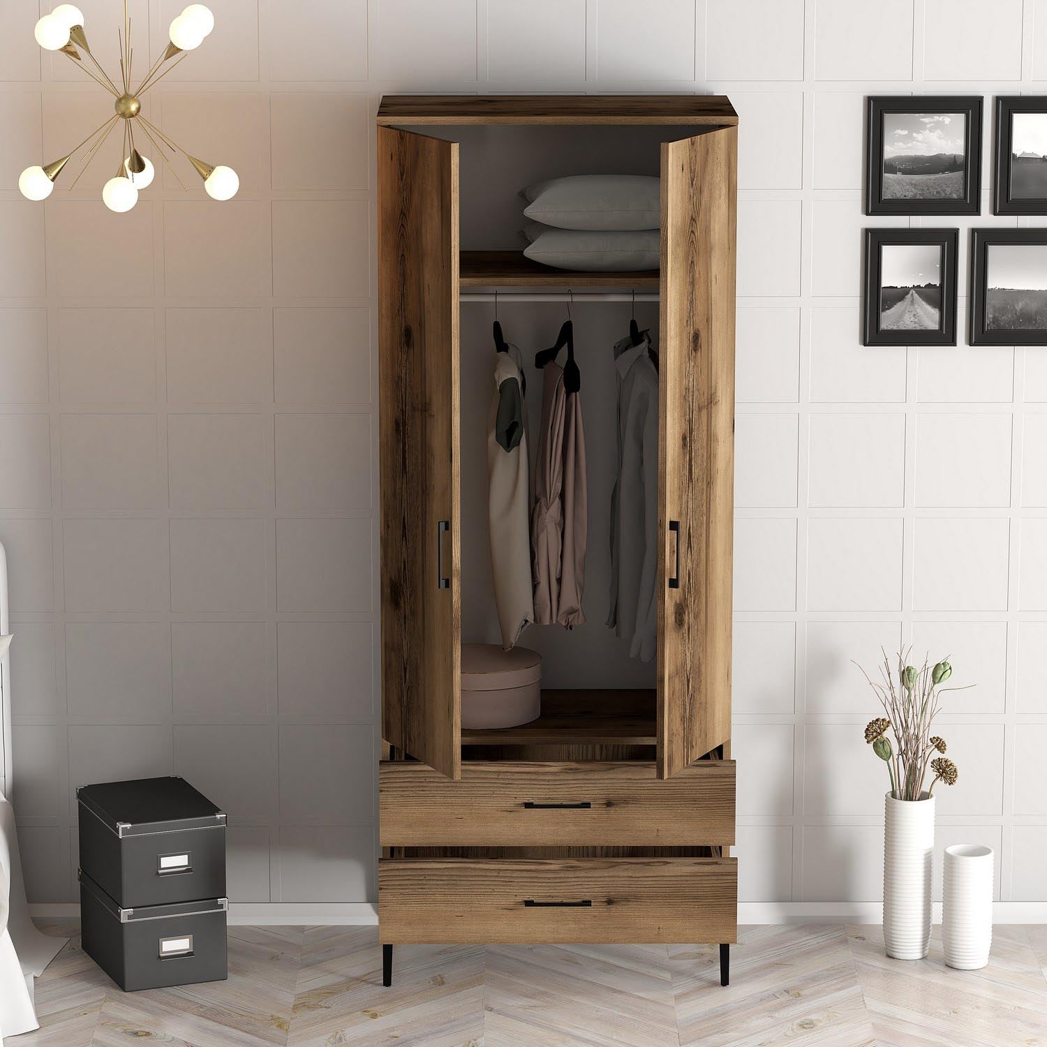 Verleihen Sie Ihrem Schlafzimmer mit der Kumsal T Garderobe in Walnuss von Hanah Home einen Hauch von Luxus und Funktionalität. Ideal für stilvolle Aufbewahrung.