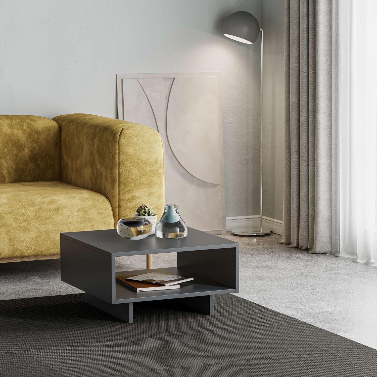 Setzen Sie mit dem Hola Sofatisch in Anthrazit von Hanah Home stilvolle Akzente in Ihrem Zuhause. Eleganz trifft auf Funktionalität!