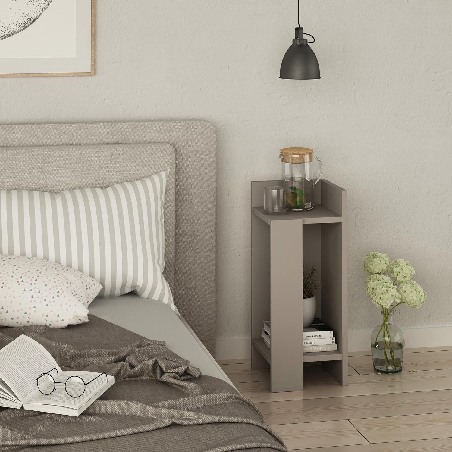 Entdecken Sie den eleganten Elos Right Nachttisch in hellem Mocha von Hanah Home. Ideal für stilvolle Schlafzimmer mit praktischem Stauraum.