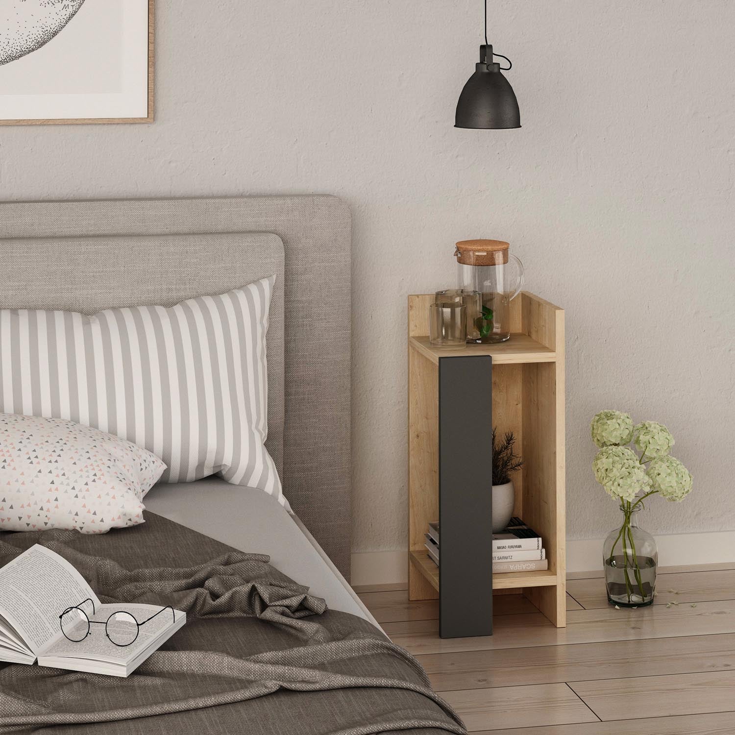 Entdecken Sie den eleganten Elos Right Nachttisch in Eiche und Anthrazit von Hanah Home. Ideal für stilvolle Schlafzimmer mit praktischem Stauraum.