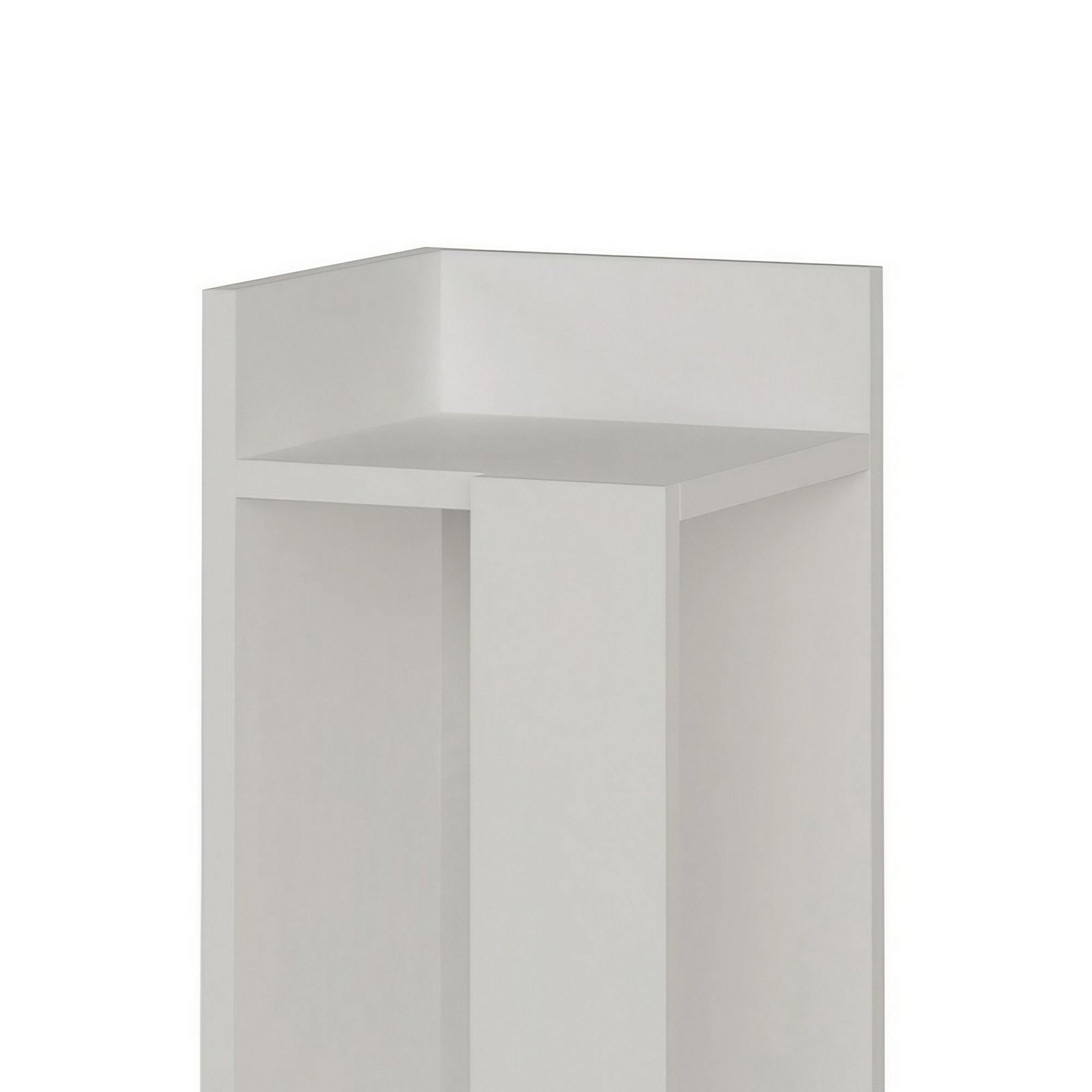 Verleihen Sie Ihrem Schlafzimmer mit dem Elos Left Nachttisch in Weiß von Hanah Home einen Hauch von Eleganz und praktischer Funktionalität.