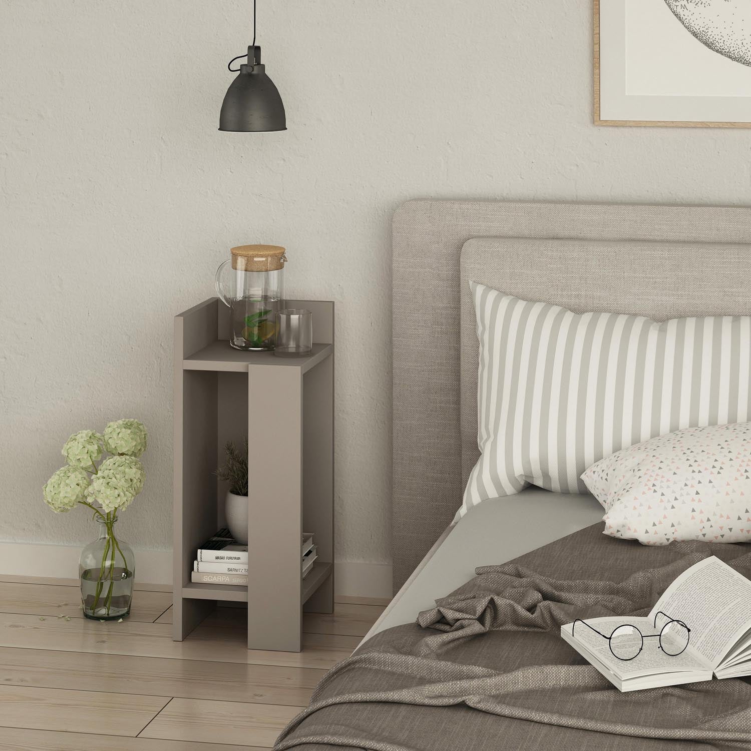 Entdecken Sie den eleganten Elos Left Nachttisch in hellem Mocha von Hanah Home. Stilvolles Design trifft auf Funktionalität für Ihr Schlafzimmer.