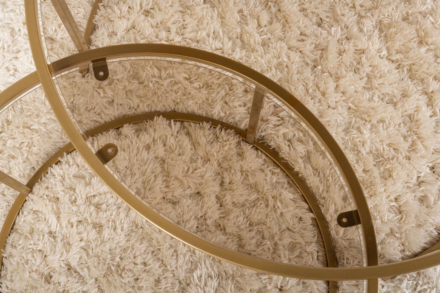 Entdecken Sie den Aurum Sofatisch von Nordure in Gold und Bronze – ein elegantes Couchtisch-Set aus gehärtetem Glas und robustem Metall, das jedem Raum Stil und Raffinesse verleiht.