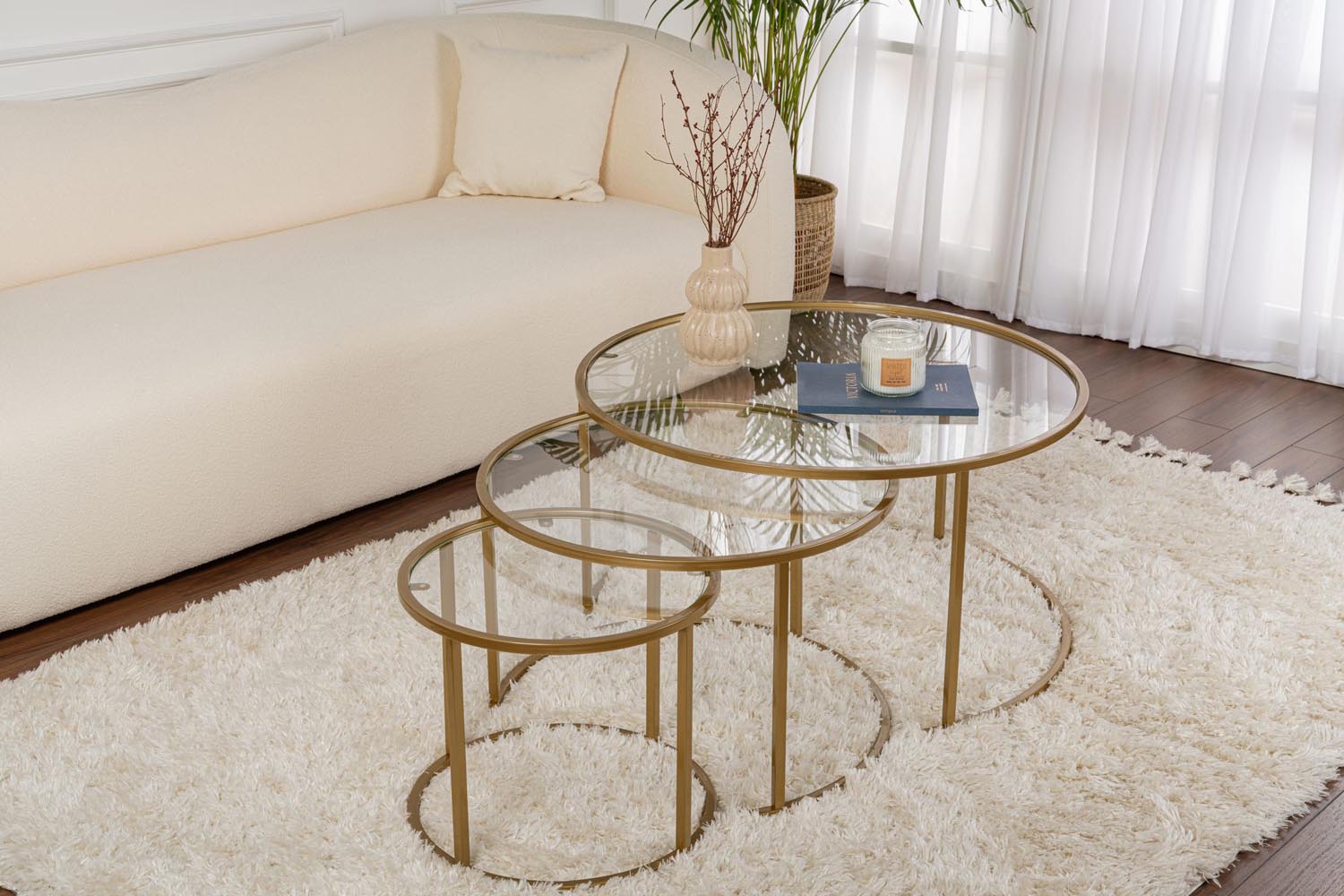 Entdecken Sie den Aurum Sofatisch von Nordure in Gold Transparent – ein elegantes, vielseitiges Couchtisch-Set, das Stil und Funktionalität vereint.