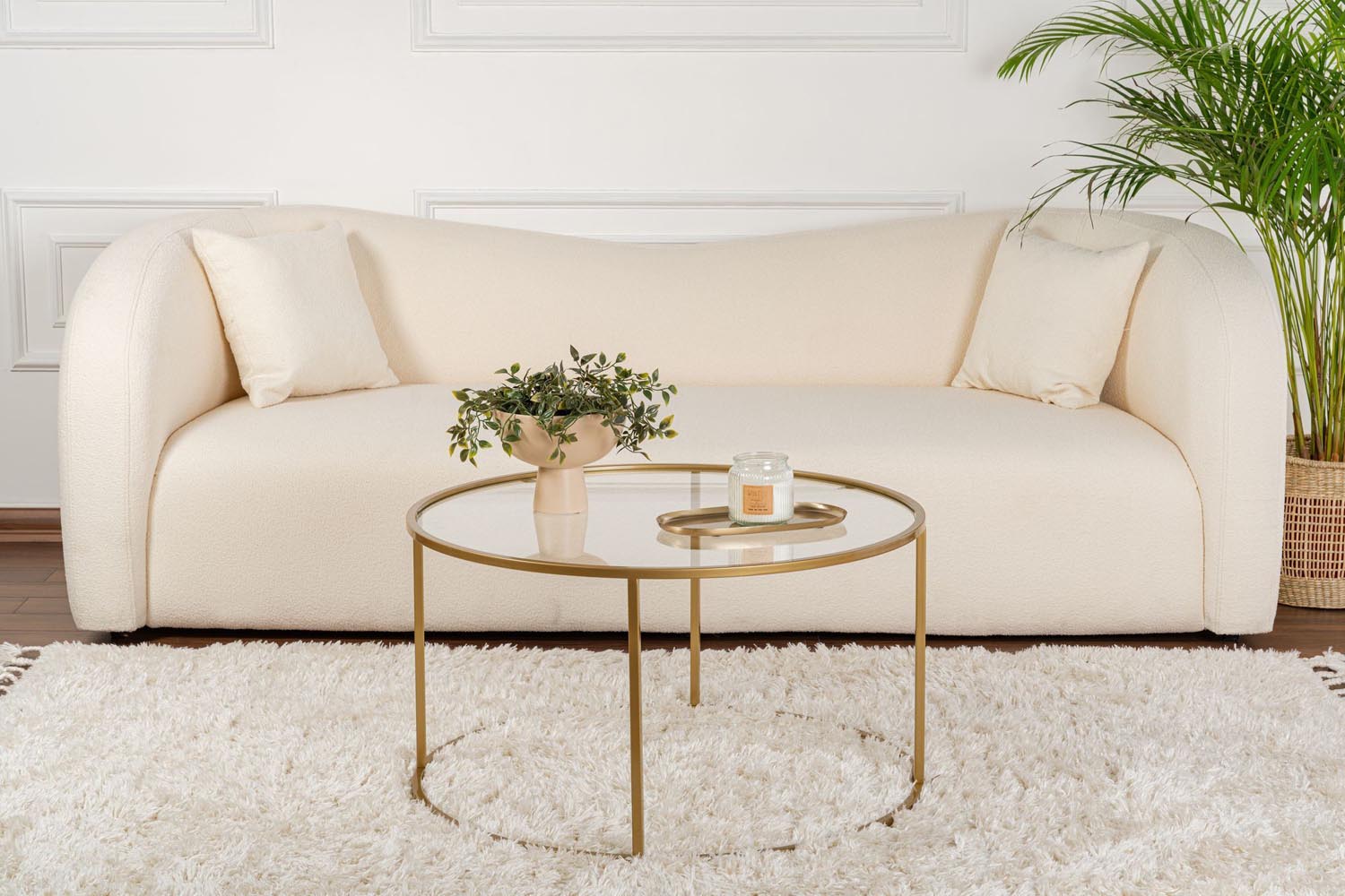 Erleben Sie den Aurum Sofatisch von Nordure – ein luxuriöser Couchtisch in Gold und Transparent, der jedem Raum Eleganz verleiht.