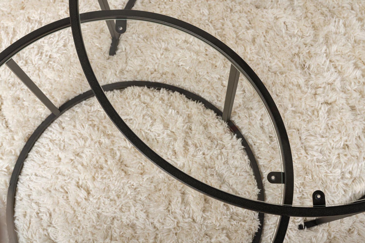 Entdecken Sie den Aurum Sofatisch von Nordure in Schwarz Transparent – ein stilvolles Möbelstück, das Eleganz und Funktionalität vereint.