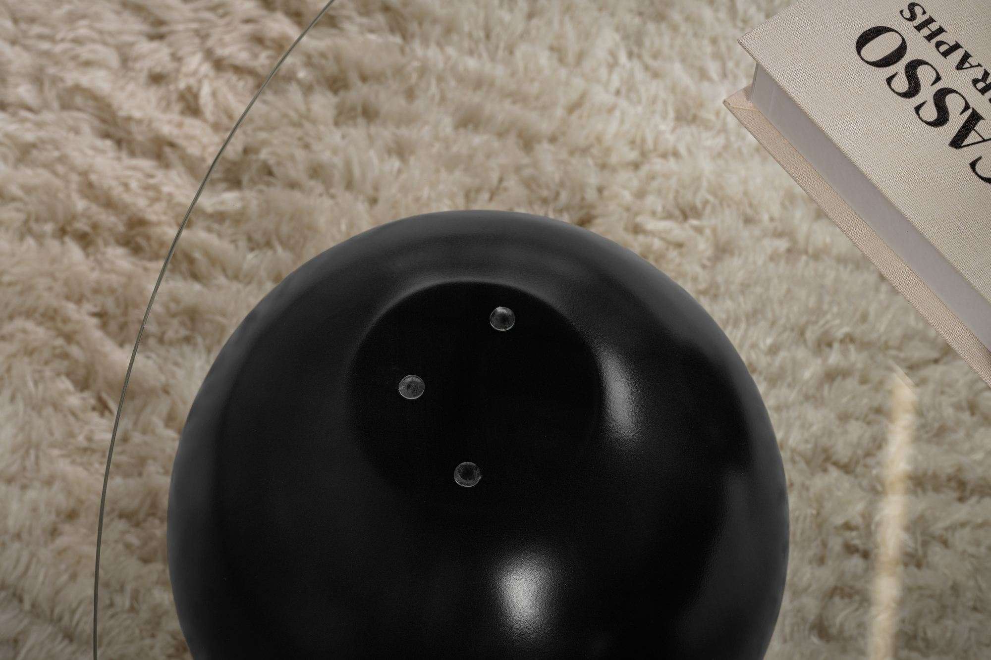 Erleben Sie den Miro Sofatisch in Schwarz Transparent von Nordure. Hochwertiges gehärtetes Glas vereint Eleganz und Funktionalität für Ihr Zuhause.