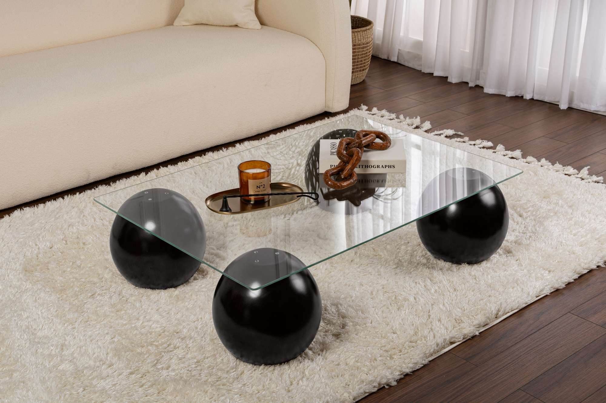 Eleganter Sera Sofatisch in Schwarz Transparent von Nordure. Hochwertiges, gehärtetes Glas und modernes Design für stilvolle Wohnräume.