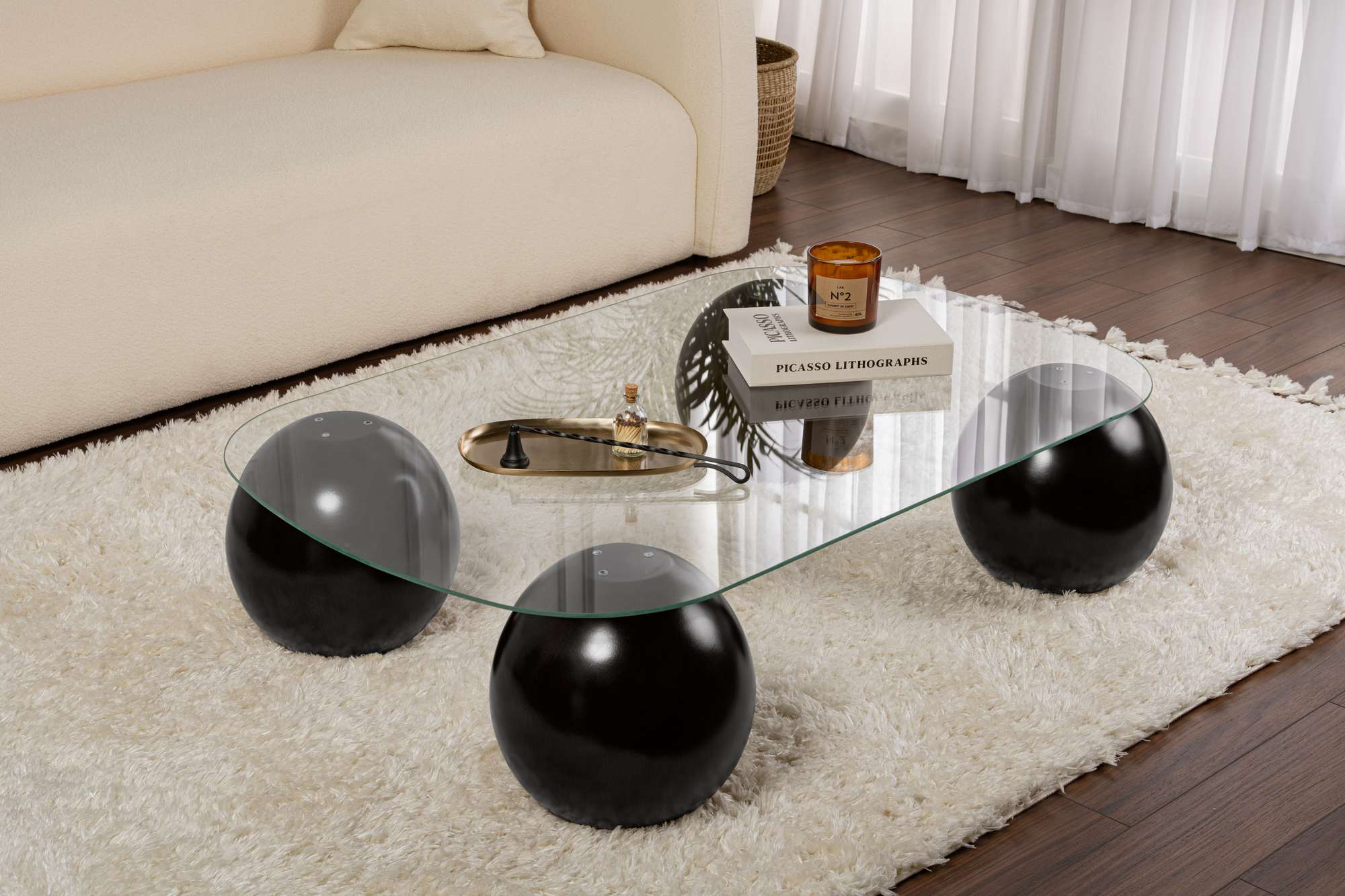 Entdecken Sie den Evara Sofatisch in Schwarz Transparent von Nordure – ein elegantes, modernes Design aus gehärtetem Glas, das Ihr Wohnzimmer aufwertet.