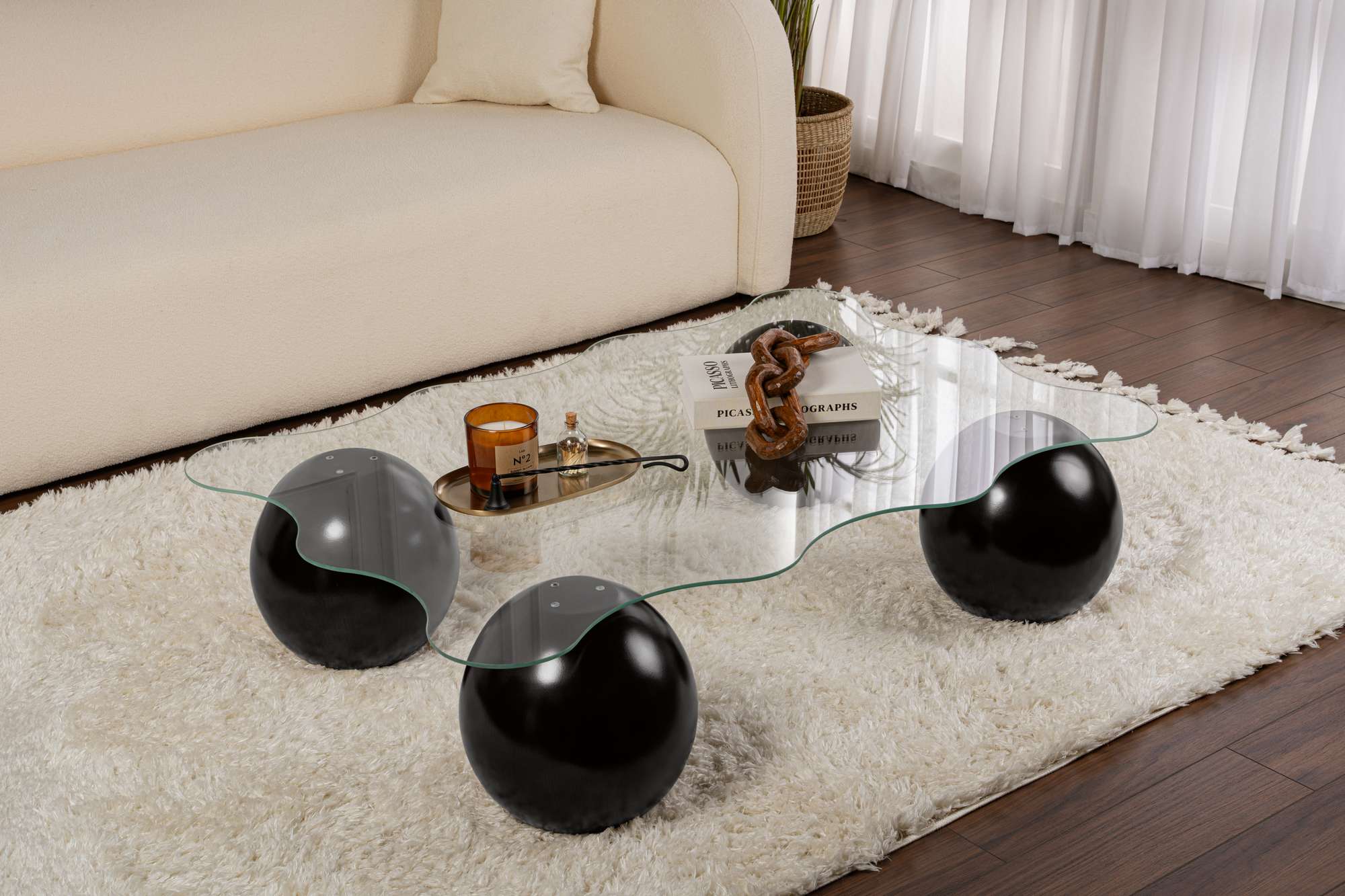 Entdecken Sie den Noxa Sofatisch in Schwarz Transparent von Nordure – ein elegantes Designstück aus gehärtetem Glas, das Ihr Zuhause stilvoll aufwertet.