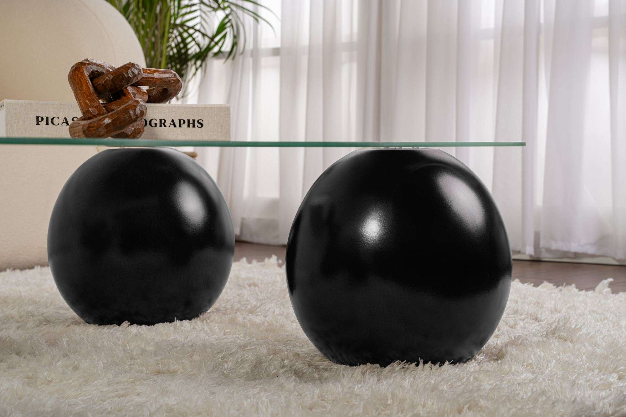 Entdecken Sie den Noxa Sofatisch von Nordure: Ein eleganter Couchtisch aus robustem, gehärtetem Glas, der jedem Raum einen Hauch von Luxus verleiht.