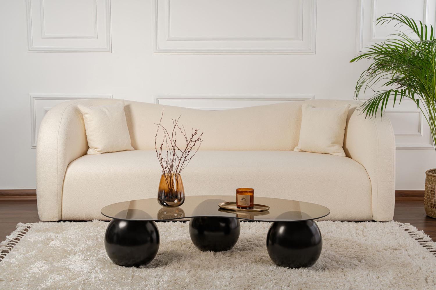 Verleihen Sie Ihrem Zuhause mit dem Sphere Sofatisch in Schwarz und Bronze von Nordure einen modernen Touch. Perfekt für jeden Raum!