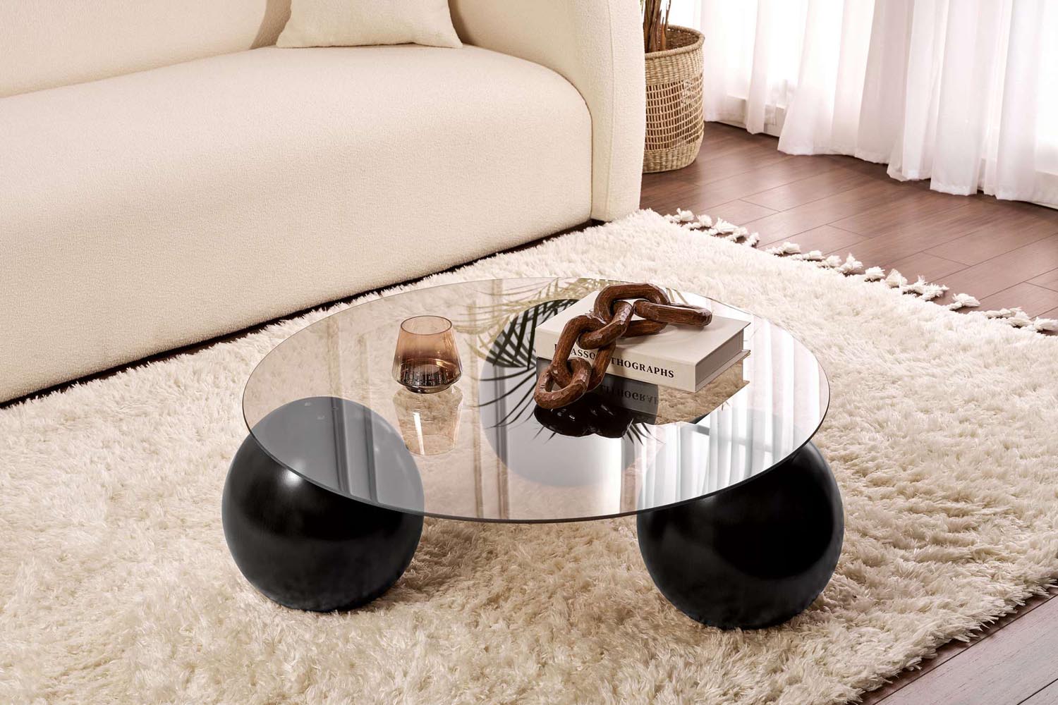 Entdecken Sie den Miro Sofatisch in Schwarz und Bronze – ein elegantes Möbelstück aus gehärtetem Glas, das Stil und Luxus in Ihr Zuhause bringt.