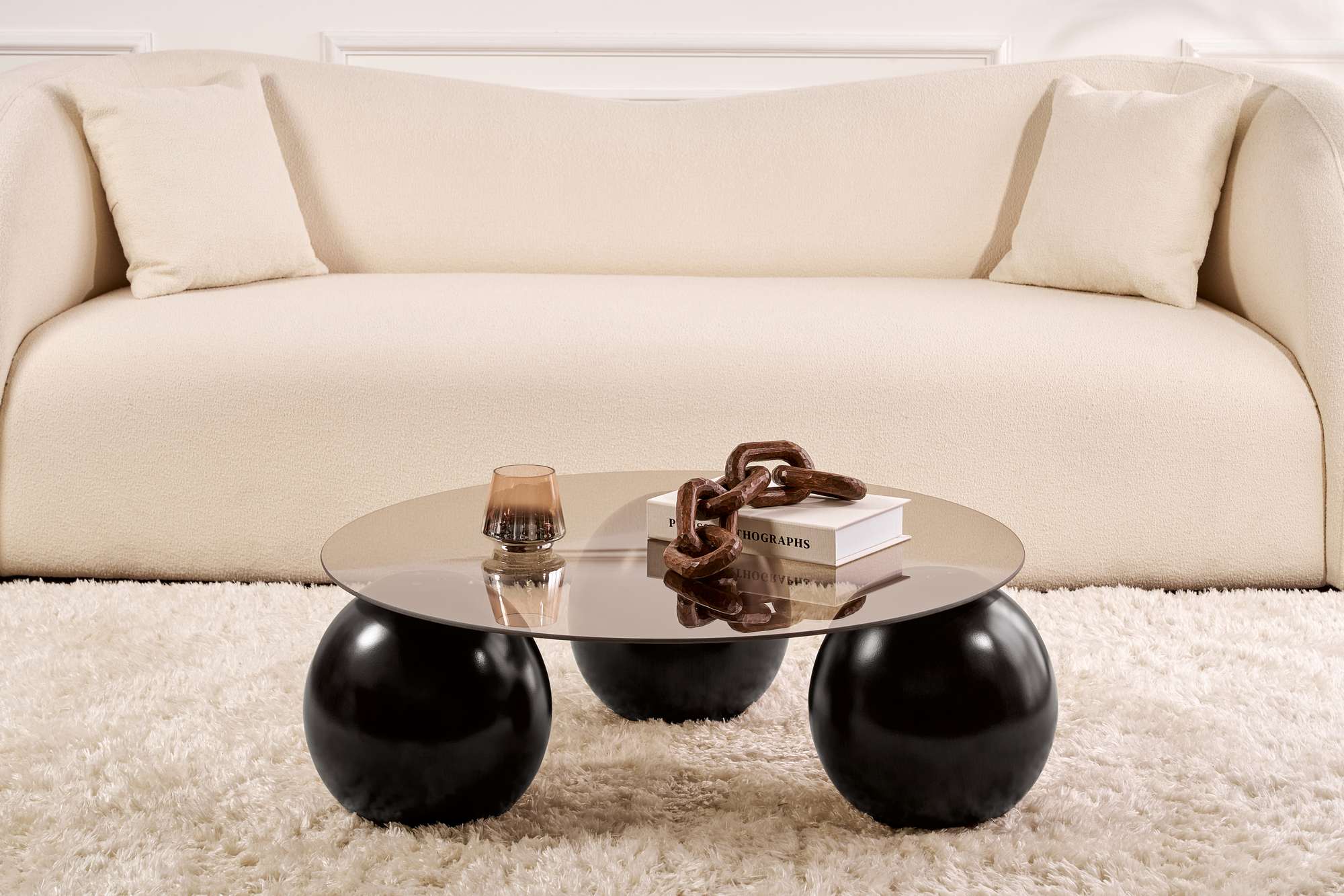 Erleben Sie den Miro Sofatisch in Schwarz und Bronze – ein stilvolles Design aus robustem gehärtetem Glas, das jedem Raum einen Hauch von Eleganz verleiht.