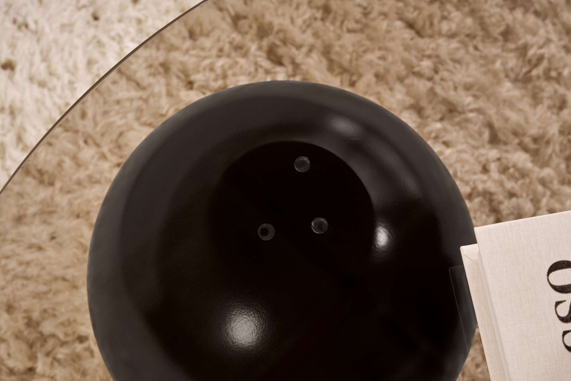 Erleben Sie den Miro Sofatisch in Schwarz und Bronze – ein stilvolles Design aus robustem gehärtetem Glas, das jedem Raum einen Hauch von Eleganz verleiht.