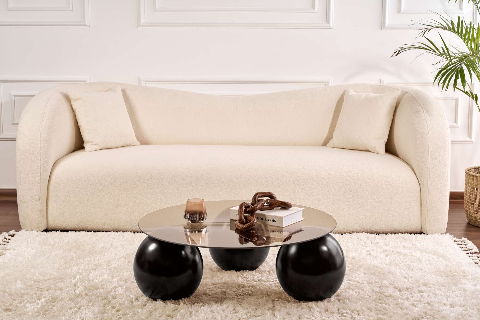 Erleben Sie den Miro Sofatisch in Schwarz und Bronze – ein stilvolles Design aus robustem gehärtetem Glas, das jedem Raum einen Hauch von Eleganz verleiht.